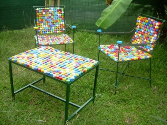 Можно полностью замостить пластиковыми пробками одинаково и столик, и стулья в саду, по желанию - мозаикой или хаотично