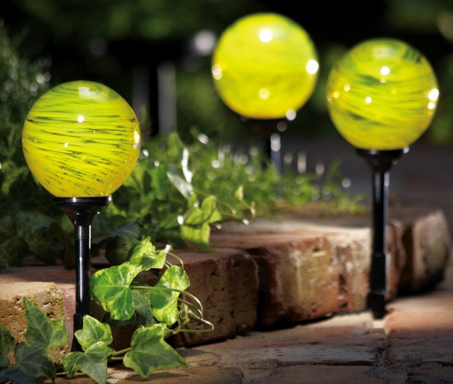 Светильник на солнечных батареях садовый уличный. Отдельный вид садовых светильников - из так называемого муранского стекла