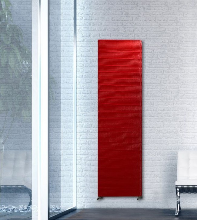 Красный радиатор панельного типа смотрится очень эффектно на белой стене