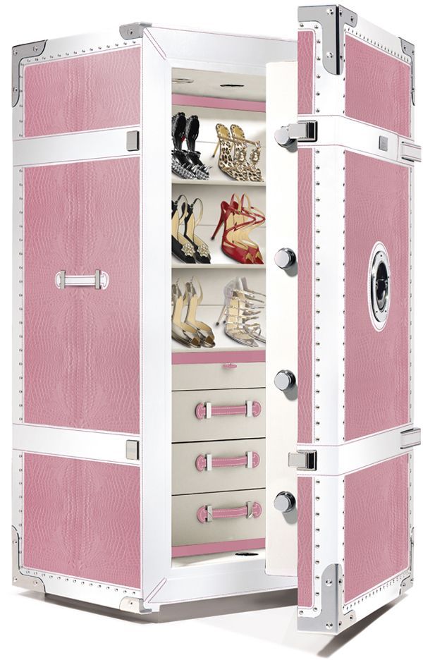 Стильный сейф, выполненный в нежном розовом цвете, надежно сохранит любимые дорогие туфли от именитых дизайнеров 