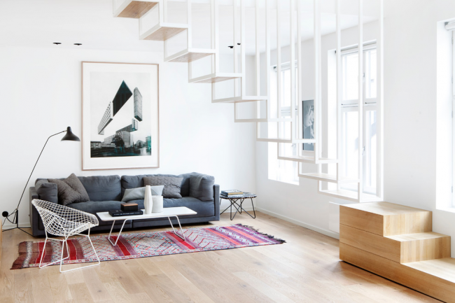 Комбинированная лестница из дерева и метала в интерьере в скандинавском стиле