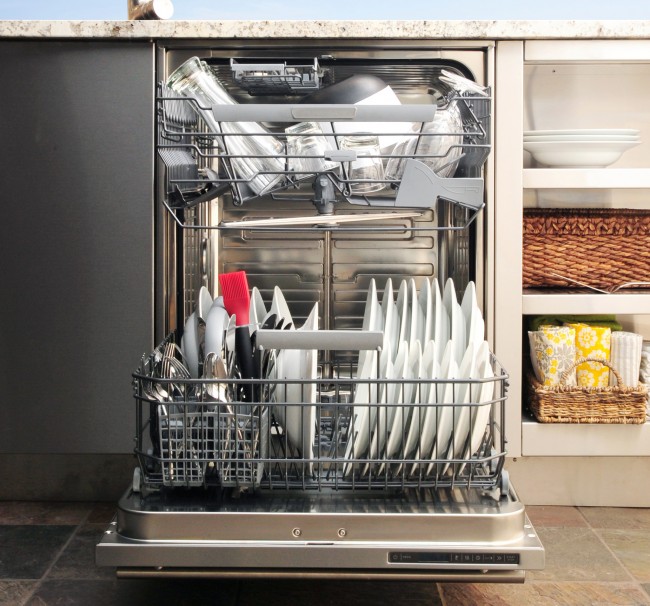 Рейтинг встроенных посудомоечных машин 45 см. Если вы часто принимаете большое количество гостей, подумайте о размещении на кухне полноразмерной посудомоечной машины, которая справляется с большим количеством посуды за один цикл мытья