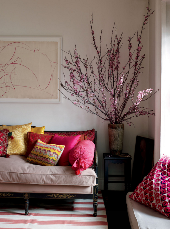 Искусственные цветы для домашнего интерьера: как эффектно украсить жилище