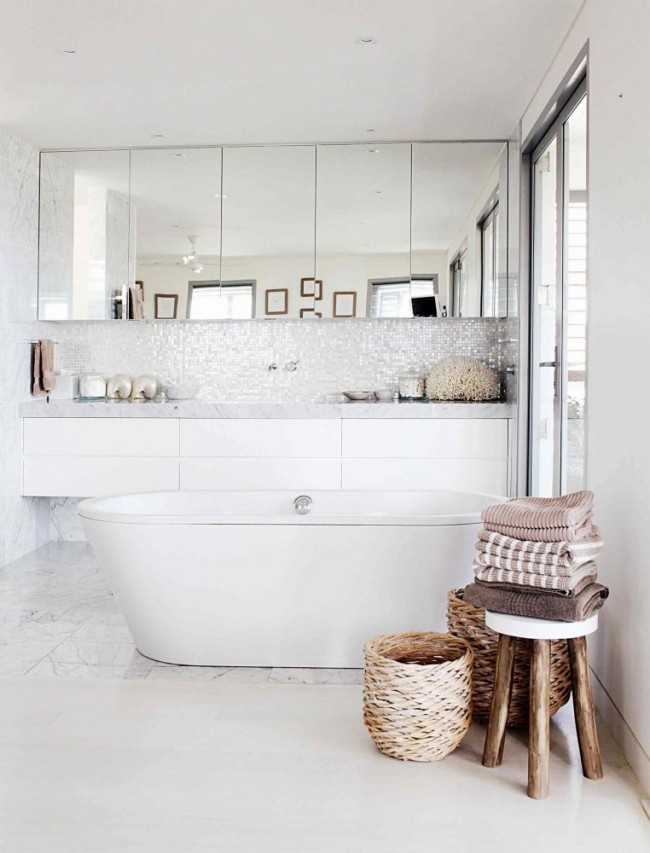 Интерьер стильной небольшой ванной комнаты с изделиями из ротанга
