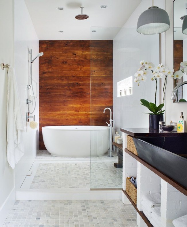 Белая ванная с деревянными элементами декора
