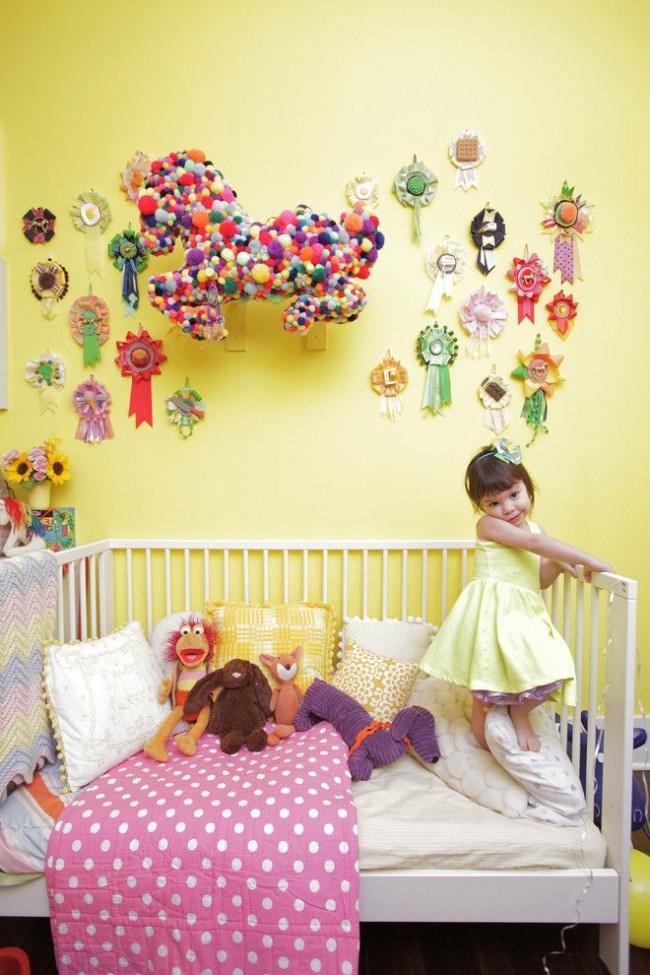 Детская комната с холодным желтым цветом стен
