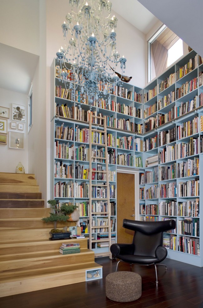 Размещение книжных стеллажей в углу - прекрасное решение использования проблемного места в доме