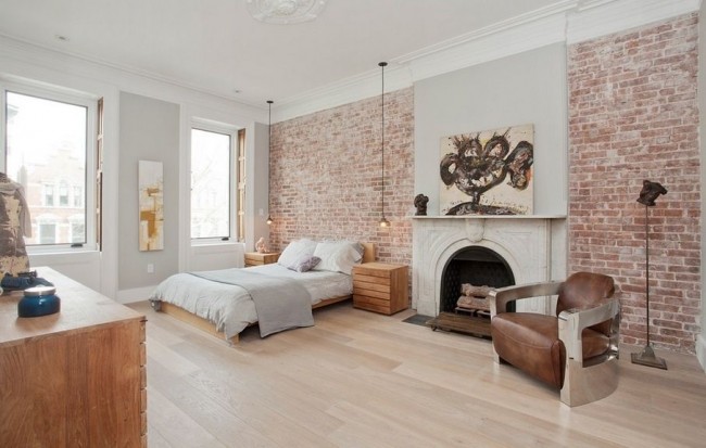 Светлая комната с использованием нескольких стилей, отсутсвие ковров на полу визуально увеличивает комнату