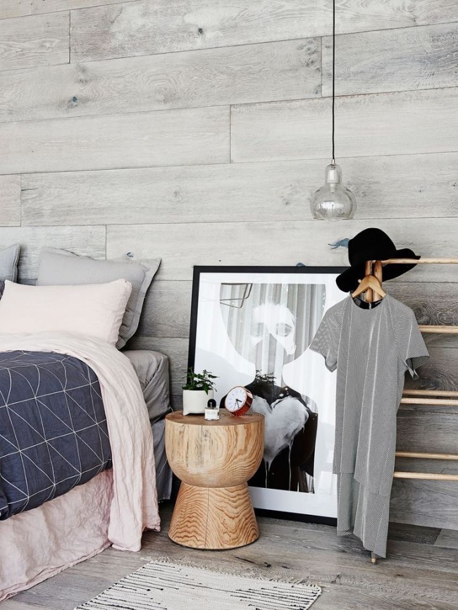 Прекрасная спальная комната с отделкой стены реечными деревянными панелями