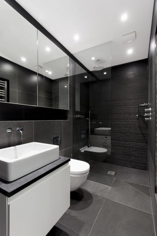 Просторная ванная комната позволит использовать темный интерьер