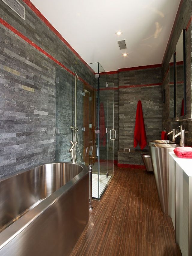 Стильный интерьер ванной комнаты с хромированной сантехникой