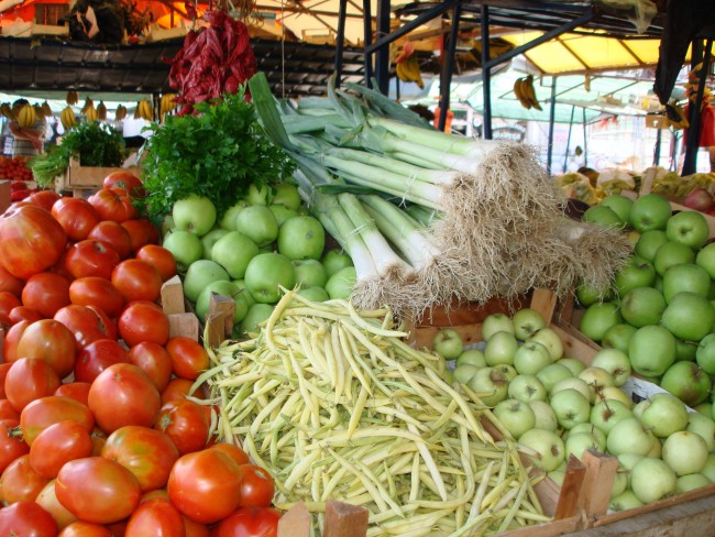 Всегда мойте овощи и фрукты купленные на рынке, а при обработке помещения убедитесь, что все пищевые продукты спрятаны в холодильнике или плотно закрыты 