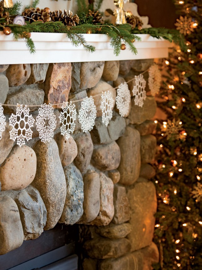 Украшение каминного портала снежинками - нежно и красиво 