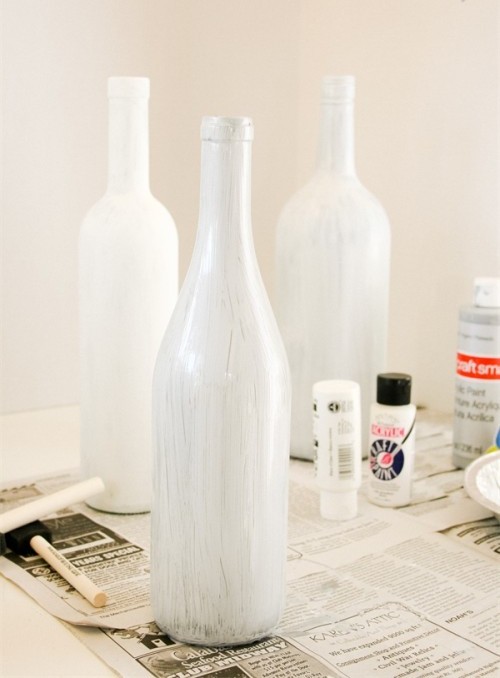 Очищенную бутылку от этикетки покрываем белой краской 