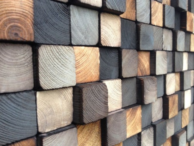 Украшение стены спилами деревянных брусьев