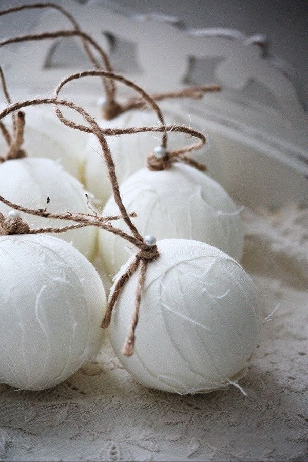 Нежный елочные шары, выполненные из ткани и бечевки - просто и со вкусом 