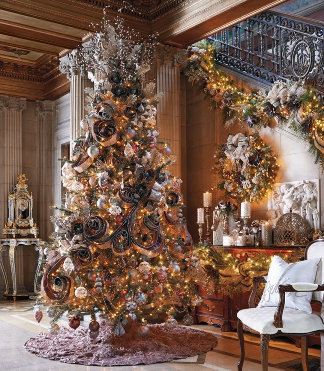 Великолепная новогодняя елка с применением декора из бумаги
