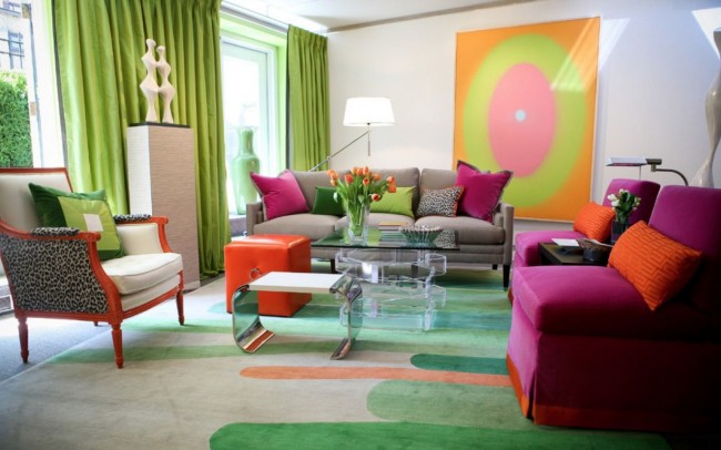 Зеленые шторы и оранжевые предметы интерьера в светлой гостинной