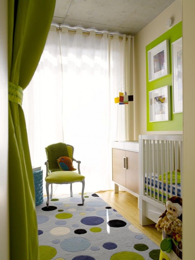 Элементы мебели и декора зеленого цвета в детской спальне молочного цвета
