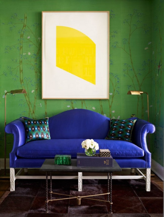 Синий диван в сочетании с зелеными стенами