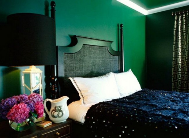 Черная мебель в зеленой спальне