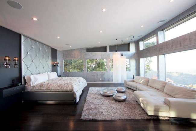 Просторная спальня, оформленная в цветовой гамме стихии металла - лучший выбор для устоявшихся пар