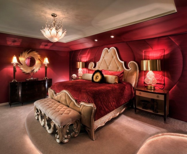Красные тканевые обои в интерьере комнаты стиля барокко