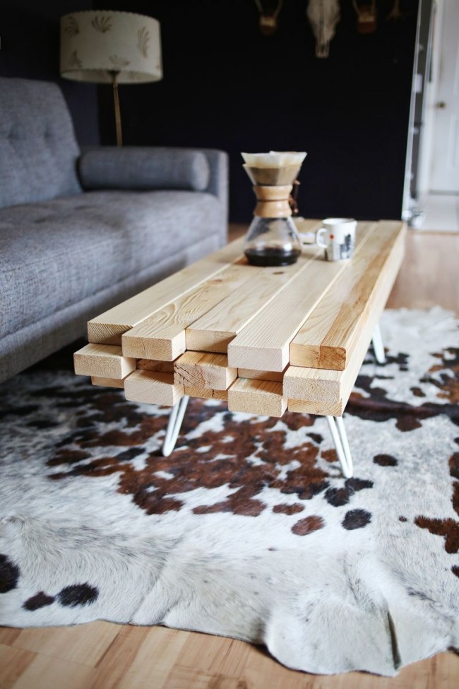 "Сырые" деревянные доски - хороший материал для столика, декорирующего гостиную в скандинавском стиле