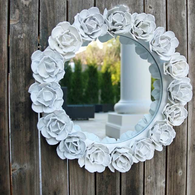Эксклюзивный декор зеркала цветами из плотной бумаги 