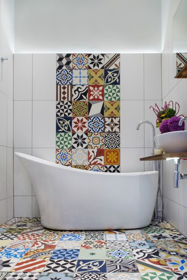Мозаичный кафельный пол и часть стенки в ванной
