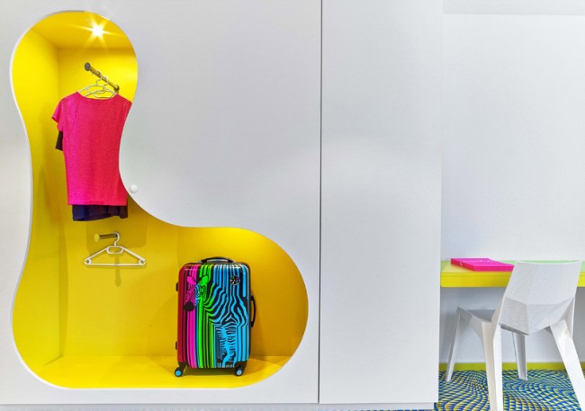 Яркий шкаф-гардеробная - веселый эксперимент от Карима Рашида. Здесь хранению одежды назначается украшать помещение