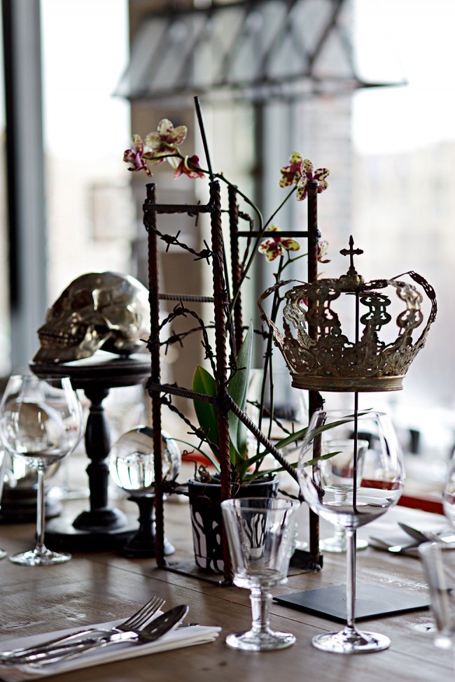 Арт-объекты, использованные для декора столиков в провокативном дизайне современного ресторана