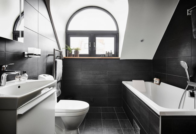 Маскулинный дизайн и строгая практичность в скандинавской мансардной ванной комнате