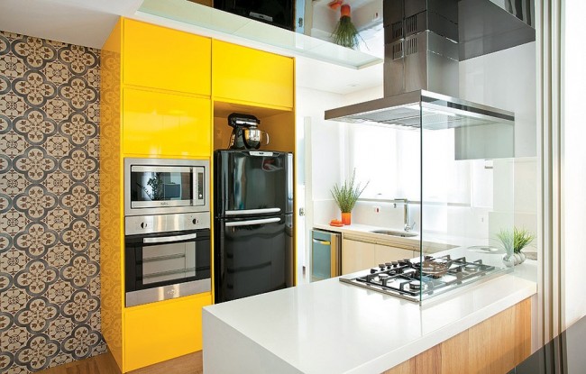 Миниатюрная кухонька с яркими шкафчиками