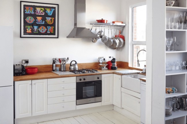 Кухонные рейлинги позволяют заметно экономить пространство, а так же помогают в процессе приготовления пищи