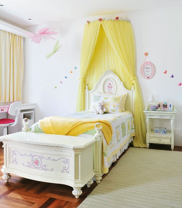 Каркас в виде дуги, прикрепленный у изголовья кровати – красивый и функциональный вариант в детскую комнату. Яркий желтый фатин и сухие цветы на фото делают комнату уютнее и веселее