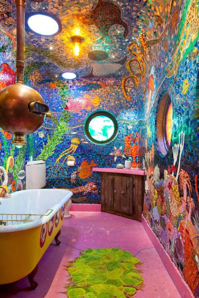 Уникальная ванная, у которой даже есть свое имя: "Субмарина Гауди". Отделана россыпью "морского стекла"