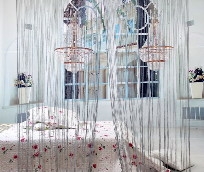 Элегантные нитяные шторы в дизайне спальни