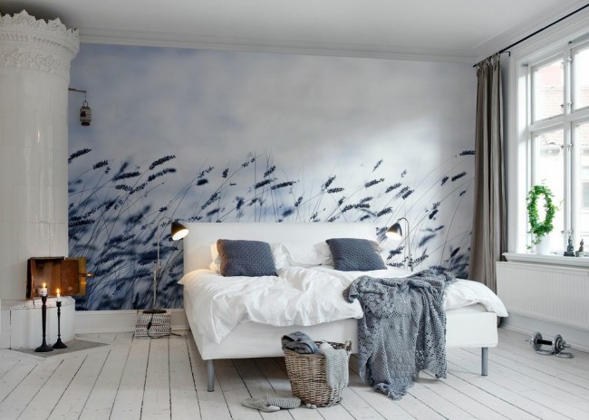 Скандинавская светлая спальная комната в холодной гамме