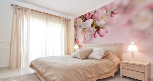 Фотообои с нежным цветением вишни в персиковой спальной