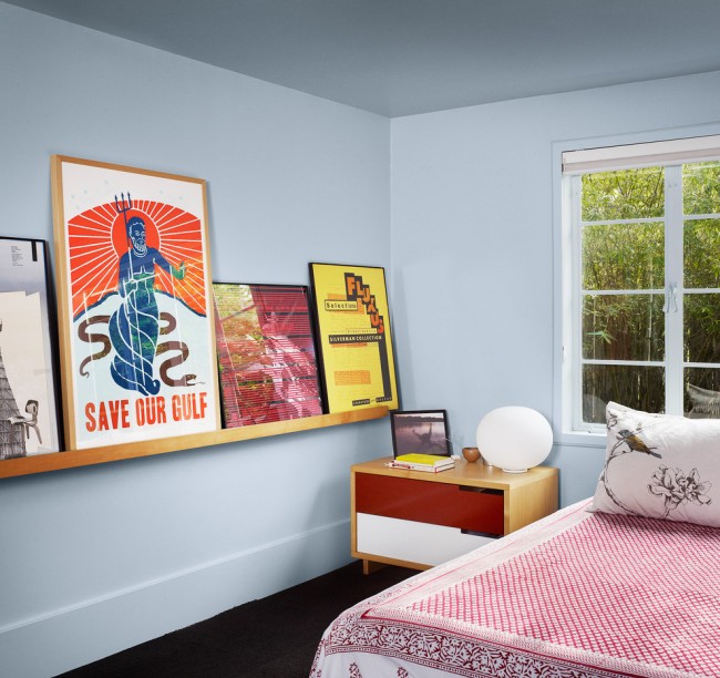 Прямоугольная прикроватная тумбочка с ярким фасадом в комнате подростка