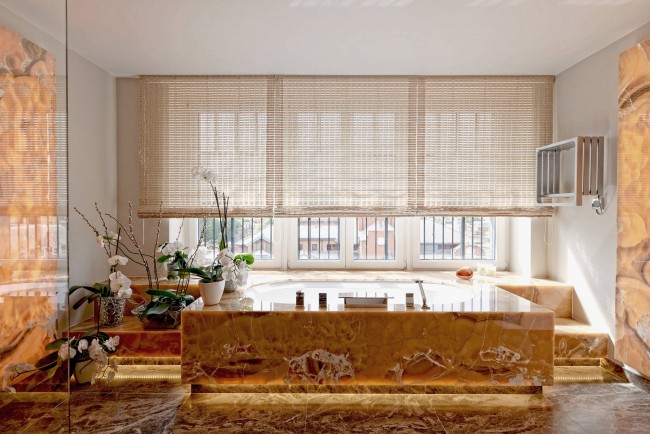 Бамбуковые шторы в просторной ванной с большими окнами
