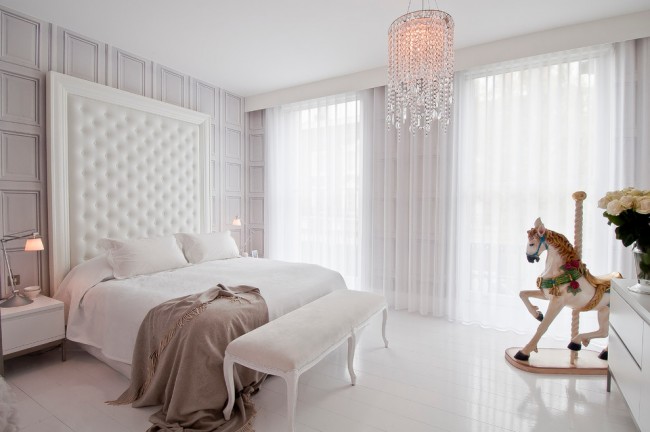 Белый тюль-фатин, белая мебель и хрустальная люстра: изысканный гламур спальни