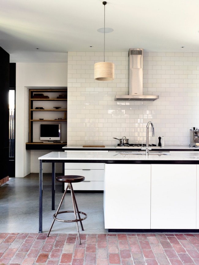 Белая кухня с небольшими элементами черного цвета в мебели