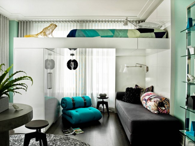 Благодаря кровати под потолком в вашей спальне или однокомнатной квартире станет намного просторней и появится место для гардероба