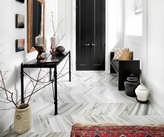 Современный шик: мраморный пол, белые стены и классическая черная дверь