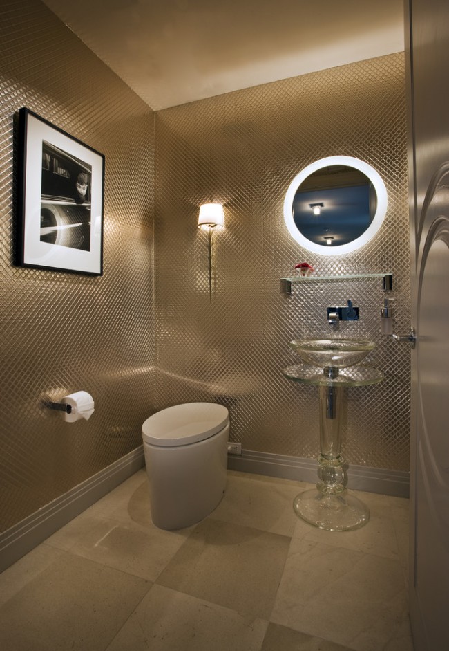 Плитка с зеркальной поверхностью - отличный выбор для интерьера туалета в стиле хай-тек