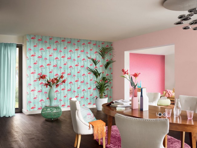 Легкомысленный декор комнаты розовыми и голубыми обоями с фламинго