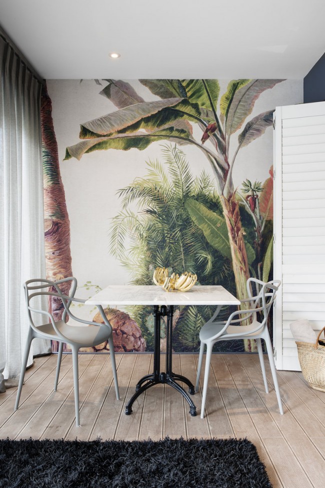 Тропические растения на стене кухни