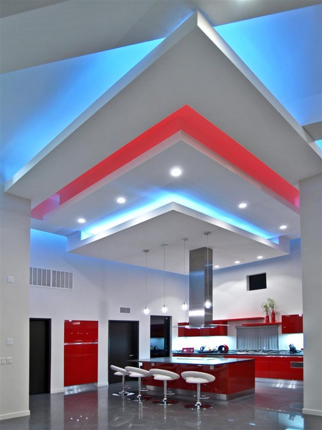 Эффектный комбинированный многоуровневый потолок в интерьере стиля хай-тек